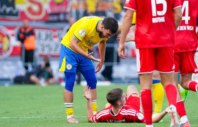 Deutschland: Fussball DFB-Pokal 2026 2027, 1. Runde - Eintracht Braunschweig - 1. FC Union Berlin - Eintracht-Stadion (Braunschweig): Auseinandersetzung zwischen Spielern Mehmet AydÄ±n Mehmet Aydin (Eintracht Braunschweig, 8) Michel Aebischer (1. FC Union Berlin, 20) *** Germany Soccer DFB Cup 2026–2027, First Round: Eintracht Braunschweig 1, 1. FC Union Berlin, Eintracht Stadium, Braunschweig; altercation between players Mehmet AydÄ±n (Eintracht Braunschweig) and Michel Aebischer (1. FC Union Berlin), 8, 20 Copyright: xAymanxAlahmedx