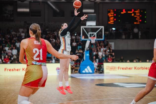 Eine Spielerin der deutschen Damen-Nationalmannschaft springt zum Korbwurf und streckt den Ball mit ausgestrecktem Arm über den Kopf. Links im Bild ist Réka Lelik ( 21; Hungary) zu sehen, die die Aktion beobachtet. Deutschland A-Natio Damen beim Sprungwurf gegen Ungarn in Göttingen *** A player on the German women s national team jumps to shoot a layup, extending her arm overhead to release the ball. On the left side of the picture is Réka Lelik (No. 21, Hungary), who is watching the play. The German women s national team takes a jump shot against Hungary in Göttingen. Copyright: xJoelxKruehlerx
