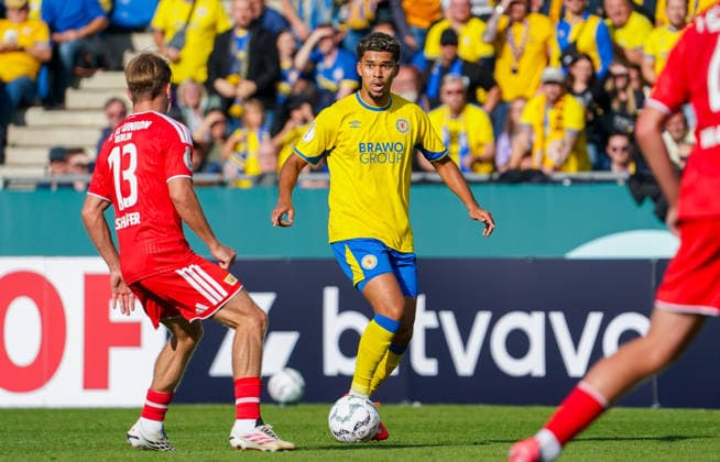 Deutschland: Fussball DFB-Pokal 2026 2027, 1. Runde - Eintracht Braunschweig - 1. FC Union Berlin - Eintracht-Stadion (Braunschweig): am Ball Yann Sturm (Eintracht Braunschweig, 7) *** Germany Soccer DFB Cup 2026–2027, First Round: Eintracht Braunschweig 1, FC Union Berlin; Eintracht Stadium, Braunschweig; Yann Sturm (Eintracht Braunschweig), 7 Copyright: xAymanxAlahmedx