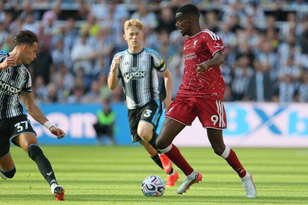 Newcastle United v Liverpool - Premier League 2026 27 Amar Dedic of Newcastle United and Alexander Isak of Liverpool on the ball during the Premier League 2026 27 match between Newcastle United and Liverpool FC at St James Park on August 23, 2026 in Newcastle upon Tyne, England. WARNING! This Photograph May Only Be Used For Newspaper And Or Magazine Editorial Purposes. May Not Be Used For Publications Involving 1 player, 1 Club Or 1 Competition Without Written Authorisation From Football DataCo Ltd. For Any Queries, Please Contact Football DataCo Ltd on +44 (0) 207 864 9121 Newcastle upon Tyne St. James Park England United Kingdom Copyright: xAllstarxPicturexLibraryxLtdx