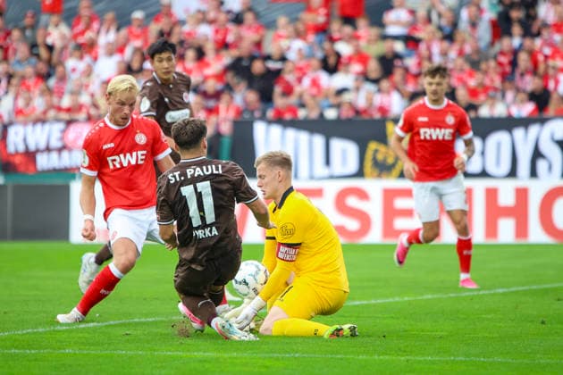 23.08.2026, GER, Fussball, Herren, DFB-Pokal, Saison 2026 2027, Rot-Weiss Essen - St. Pauli Arkadiusz Pyrka (Pauli) und Jakob Golz (RWE) im Kampf um den Ball Essen Stadion an der Hafenstraße Nordrhein-Westfalen Deutschland *** August 23, 2026, GER, Soccer, Men s, DFB Cup, 2026–2027 Season, Rot-Weiss Essen vs. St. Pauli—Arkadiusz Pyrka (St. Pauli) and Jakob Golz (RWE) battle for the ball at Essen s Stadion an der Hafenstraße, North Rhine-Westphalia, Germany Copyright: xAdrianxSchlüterx
