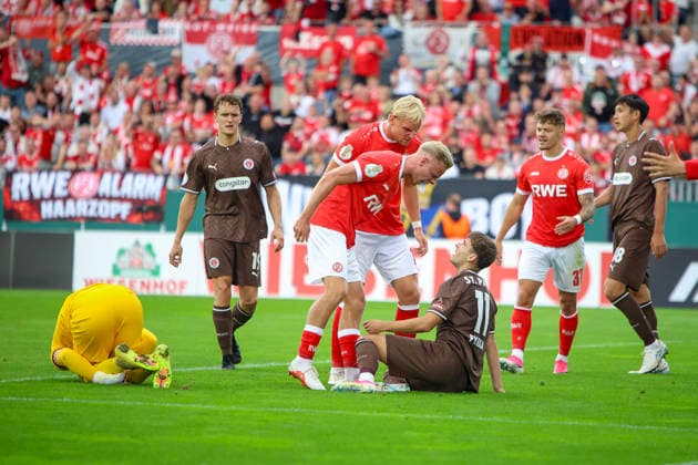 23.08.2026, GER, Fussball, Herren, DFB-Pokal, Saison 2026 2027, Rot-Weiss Essen - St. Pauli Janne Sietan (RWE) meckert Arkadiusz Pyrka (Pauli) an Essen Stadion an der Hafenstraße Nordrhein-Westfalen Deutschland *** August 23, 2026, GER, Soccer, Men s, DFB Cup, 2026–2027 Season, Rot-Weiss Essen vs. St. Pauli, Janne Sietan (RWE) criticizes Arkadiusz Pyrka (Pauli), Essen Stadium on Hafenstraße, North Rhine-Westphalia, Germany Copyright: xAdrianxSchlüterx