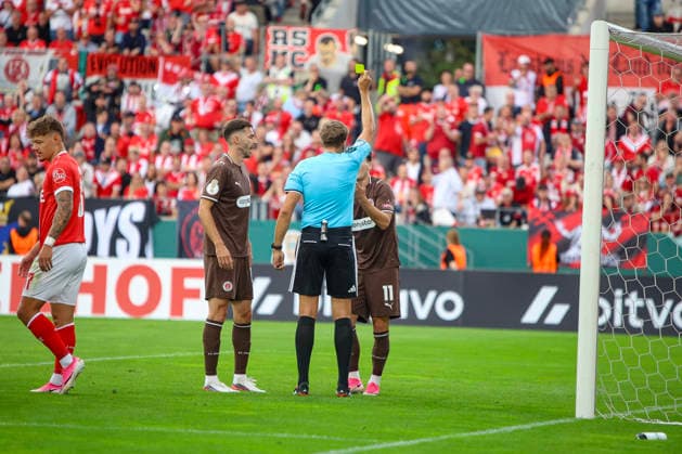 23.08.2026, GER, Fussball, Herren, DFB-Pokal, Saison 2026 2027, Rot-Weiss Essen - St. Pauli Arkadiusz Pyrka (Pauli) erhält die gelbe Karte von Schiedsrichter Tobias Reichel Essen Stadion an der Hafenstraße Nordrhein-Westfalen Deutschland *** August 23, 2026, GER, Soccer, Men s, DFB Cup, 2026–2027 Season, Rot-Weiss Essen vs. St. Pauli; Arkadiusz Pyrka (St. Pauli) receives a yellow card from referee Tobias Reichel at Essen s Stadion an der Hafenstraße, North Rhine-Westphalia, Germany Copyright: xAdrianxSchlüterx
