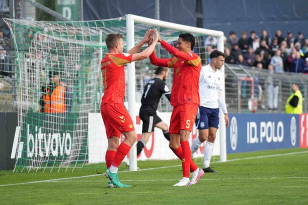 Fußball I Herren I Saison 2026-2027 I DFB-Pokal I 1. Runde I 1. FC Phönix Lübeck - SC Paderborn 07 I 23.08.2026 Jano Ter Horst (21, SC Paderborn 07) und Santiago Castaneda (5, SC Paderborn 07) klatschen ein nach dem 0:1 Lübeck Stadion an der Lohmühle Schleswig-Holstein Deutschland *** Soccer I Men s I 2026–2027 Season I DFB Cup I First Round I 1. FC Phönix Lübeck vs. SC Paderborn 07 I August 23, 2026 Jano Ter Horst 21, SC Paderborn 07 and Santiago Castaneda 5, SC Paderborn 07, clap after the 0–1 loss at Lübeck’s Stadion an der Lohmühle in Schleswig-Holstein, Germany Copyright: xLobeca MaschaxHolmx