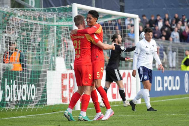 Fußball I Herren I Saison 2026-2027 I DFB-Pokal I 1. Runde I 1. FC Phönix Lübeck - SC Paderborn 07 I 23.08.2026 Jano Ter Horst (21, SC Paderborn 07) und Santiago Castaneda (5, SC Paderborn 07) umarmen sich nach dem 0:1 Lübeck Stadion an der Lohmühle Schleswig-Holstein Deutschland *** Soccer I Men s I 2026–2027 Season I DFB Cup I First Round I 1. FC Phönix Lübeck vs. SC Paderborn 07 I August 23, 2026 Jano Ter Horst 21, SC Paderborn 07 and Santiago Castaneda 5, SC Paderborn 07, embrace after the 0–1 loss at Lübeck’s Stadion an der Lohmühle, Schleswig-Holstein, Germany Copyright: xLobeca MaschaxHolmx