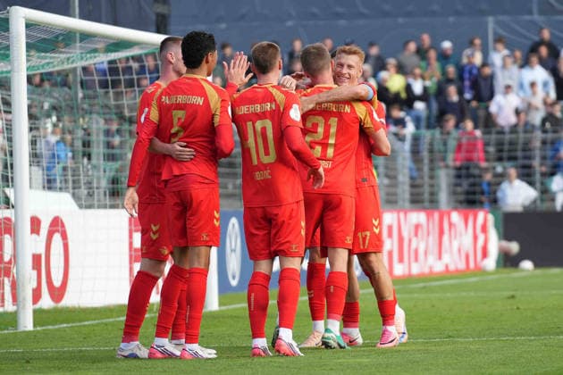 Fußball I Herren I Saison 2026-2027 I DFB-Pokal I 1. Runde I 1. FC Phönix Lübeck - SC Paderborn 07 I 23.08.2026 Laurin Curda (17, SC Paderborn 07) umarmt Jano Ter Horst (21, SC Paderborn 07) nach dessen 0:1 Lübeck Stadion an der Lohmühle Schleswig-Holstein Deutschland *** Soccer I Men s I 2026–2027 Season I DFB Cup I First Round I 1. FC Phönix Lübeck vs. SC Paderborn 07 I August 23, 2026 Laurin Curda 17, SC Paderborn 07 hugs Jano Ter Horst 21, SC Paderborn 07 after their 0–1 loss at Lübeck’s Stadion an der Lohmühle, Schleswig-Holstein, Germany Copyright: xLobeca MaschaxHolmx