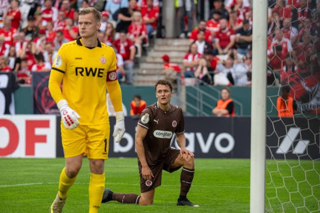 Martijn Kaars (FC St. Pauli, 19) konnte den Ball nicht im Tor von Jakob Golz (Rot-Weiss Essen, 01) versenken, GER Rot-Weiss Essen vs. FC St. Pauli, Fussball, DFB Pokal, Runde 1, Hauptrunde 2026 2027, 23.08.2026 DFB DFL REGULATIONS PROHIBIT ANY USE OF PHOTOGRAPHS AS IMAGE SEQUENCES AND OR QUASI-VIDEO, GER Rot-Weiss Essen vs. FC St. Pauli, Fussball, DFB Pokal, Runde 1, Hauptrunde 2026 2027, 23.08.2026 Essen *** Martijn Kaars (FC St. Pauli, 19) was unable to score against Jakob Golz (Rot-Weiss Essen, 01); GER Rot-Weiss Essen vs. FC St. Pauli, Soccer, DFB Cup, Round 1, Main Round 2026–2027, August 23, 2026 DFB and DFL regulations prohibit any use of photographs as image sequences and or quasi-video, GER Rot-Weiss Essen vs. FC St. Pauli, soccer, DFB Cup, Round 1, Main Round 2026–2027, August 23, 2026, Essen Copyright: xEibner-Pressefoto FabianxFriesex EP_FFE