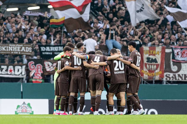 DFB-Pokal, 2026 2027, 1. Runde: Rot-Weiss Essen - FC St. Pauli; 23.08.2026 FC St. Pauli im Teamkreis bis zum Spielbeginn. DFB-Pokal, 2026 2027, 1. Runde: Rot-Weiss Essen - FC St. Pauli; Stadion an der Hafenstraße, Essen; 23.08.2026 DFB regulations prohibit any use of photographs as image sequences and or quasi video. *** DFB Cup, 2026–2027, 1st Round: Rot-Weiss Essen vs. FC St. Pauli, August 23, 2026—FC St. Pauli in the team circle until kickoff—DFB Cup, 2026–2027, First Round: Rot-Weiss Essen vs. FC St. Pauli, Stadion an der Hafenstraße, Essen, August 23, 2026. DFB regulations prohibit any use of photographs as image sequences and or quasi-video Copyright: xBEAUTIFULxSPORTS Buriakovx