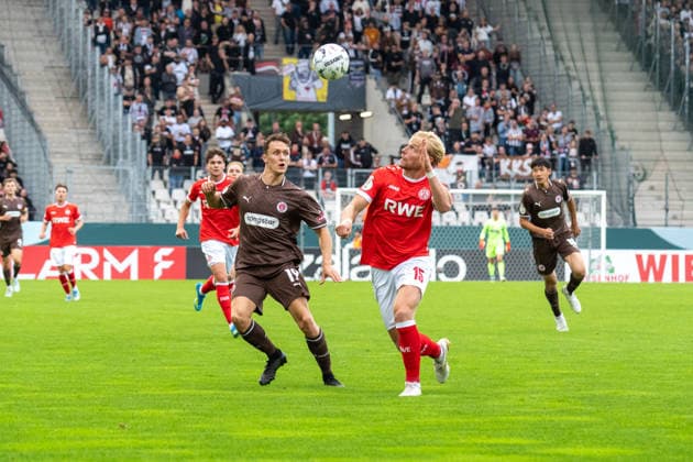 Martijn Kaars (FC St. Pauli, 19) gegen Ben Huening (Rot-Weiss Essen, 15), GER Rot-Weiss Essen vs. FC St. Pauli, Fussball, DFB Pokal, Runde 1, Hauptrunde 2026 2027, 23.08.2026 DFB DFL REGULATIONS PROHIBIT ANY USE OF PHOTOGRAPHS AS IMAGE SEQUENCES AND OR QUASI-VIDEO, GER Rot-Weiss Essen vs. FC St. Pauli, Fussball, DFB Pokal, Runde 1, Hauptrunde 2026 2027, 23.08.2026 Essen *** Martijn Kaars, FC St. Pauli, 19, vs. Ben Huening, Rot-Weiss Essen, 15, GER Rot-Weiss Essen vs. FC St. Pauli, Soccer, DFB Cup, Round 1, Main Round 2026–2027, August 23, 2026. DFB and DFL regulations prohibit any use of photographs as image sequences and or quasi-video. GER Rot-Weiss Essen vs. FC St. Pauli, soccer, DFB Cup, Round 1, Main Round 2026–2027, August 23, 2026, Essen Copyright: xEibner-Pressefoto FabianxFriesex EP_FFE