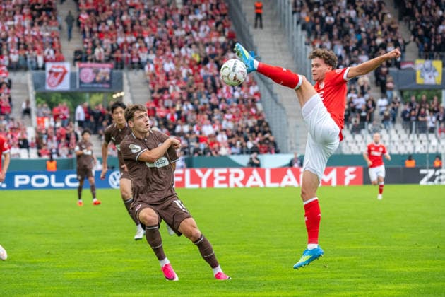 Max Geschwill (Rot-Weiss Essen, 06) mit hohem Bein gegen Arkadiusz Pyrka (FC St. Pauli, 11), GER Rot-Weiss Essen vs. FC St. Pauli, Fussball, DFB Pokal, Runde 1, Hauptrunde 2026 2027, 23.08.2026 DFB DFL REGULATIONS PROHIBIT ANY USE OF PHOTOGRAPHS AS IMAGE SEQUENCES AND OR QUASI-VIDEO, GER Rot-Weiss Essen vs. FC St. Pauli, Fussball, DFB Pokal, Runde 1, Hauptrunde 2026 2027, 23.08.2026 Essen *** Max Geschwill, Rot-Weiss Essen, 06, with a high leg against Arkadiusz Pyrka, FC St. Pauli, 11, GER Rot-Weiss Essen vs. FC St. Pauli, Soccer, DFB Cup, Round 1, Main Round 2026–2027, August 23, 2026 DFB DFL REGULATIONS PROHIBIT ANY USE OF PHOTOGRAPHS AS IMAGE SEQUENCES AND OR QUASI-VIDEO, GER Rot-Weiss Essen vs. FC St. Pauli, soccer, DFB Cup, Round 1, Main Round 2026–2027, August 23, 2026, Essen Copyright: xEibner-Pressefoto FabianxFriesex EP_FFE