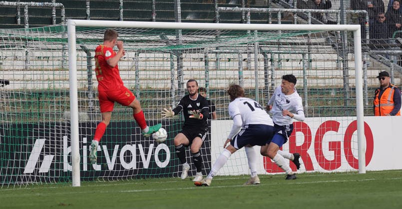 Hier erzielt Jano ter Horst (SC Paderborn 07) das 0-1 Fussball, Saison 2026 2027, Maenner, Herren, DFB Pokal, 1. Hauptrunde, Stadion Lohmuehle, Phoenix Luebeck gegen SC Paderborn DFL REGULATIONS PROHIBIT ANY USE OF PHOTOGRAPHS AS IMAGE SEQUENCES AND OR QUASI-VIDEO. *** Here, Jano ter Horst scores the 0-1 goal for SC Paderborn 07. Soccer, 2026–2027 season, Men, DFB Cup, First Round, Lohmühle Stadium, Phoenix Lübeck vs. SC Paderborn. DFL regulations prohibit any use of photographs as image sequences and or quasi-video.