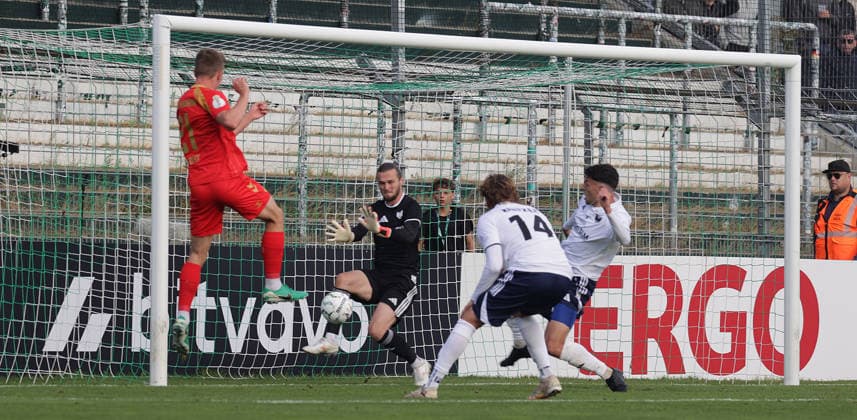 Fussball, Saison 2026 2027, Maenner, Herren, DFB Pokal, 1. Hauptrunde, Stadion Lohmuehle, Phoenix Luebeck gegen SC Paderborn DFL REGULATIONS PROHIBIT ANY USE OF PHOTOGRAPHS AS IMAGE SEQUENCES AND OR QUASI-VIDEO. *** Soccer, 2026–2027 Season, Men, Men s, DFB Cup, First Round, Lohmühle Stadium, Phoenix Lübeck vs. SC Paderborn. DFL regulations prohibit any use of photographs as image sequences and or quasi-video.