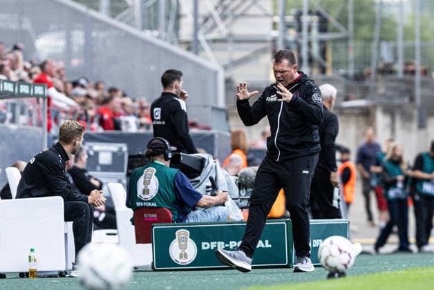 DFB-Pokal, 2026 2027, 1. Runde: Rot-Weiss Essen - FC St. Pauli; 23.08.2026 Uwe Koschinat (Rot-Weiss Essen, Cheftrainer) DFB-Pokal, 2026 2027, 1. Runde: Rot-Weiss Essen - FC St. Pauli; Stadion an der Hafenstraße, Essen; 23.08.2026 DFB regulations prohibit any use of photographs as image sequences and or quasi video. *** DFB Cup, 2026–2027, First Round: Rot-Weiss Essen vs. FC St. Pauli, August 23, 2026; Uwe Koschinat, Rot-Weiss Essen, Head Coach; DFB Cup, 2026–2027, First Round: Rot-Weiss Essen vs. FC St. Pauli, Stadion an der Hafenstraße, Essen, August 23, 2026. DFB regulations prohibit any use of photographs as image sequences and or quasi-video. Copyright: xBEAUTIFULxSPORTS Buriakovx