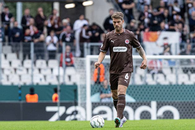 DFB-Pokal, 2026 2027, 1. Runde: Rot-Weiss Essen - FC St. Pauli; 23.08.2026 Marcus Mathisen (FC St. Pauli, 6) DFB-Pokal, 2026 2027, 1. Runde: Rot-Weiss Essen - FC St. Pauli; Stadion an der Hafenstraße, Essen; 23.08.2026 DFB regulations prohibit any use of photographs as image sequences and or quasi video. *** DFB Cup, 2026–2027, 1st Round: Rot-Weiss Essen vs. FC St. Pauli, August 23, 2026, Marcus Mathisen, FC St. Pauli, 6 DFB Cup, 2026–2027, First Round: Rot-Weiss Essen vs. FC St. Pauli, Stadion an der Hafenstraße, Essen, August 23, 2026. DFB regulations prohibit any use of photographs as image sequences and or quasi-video. Copyright: xBEAUTIFULxSPORTS Buriakovx