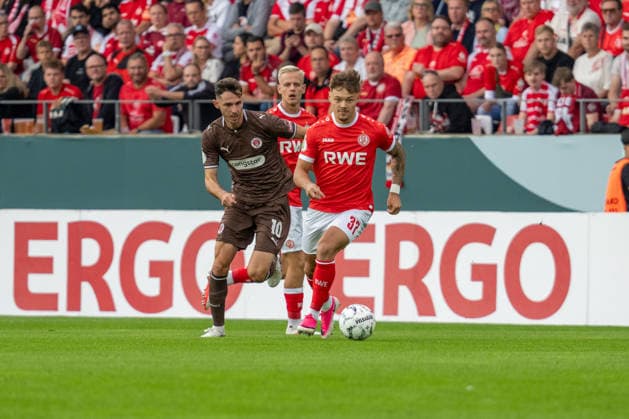 Branimir Hrgota (FC St. Pauli, 10) gegen Jannik Hofmann (Rot-Weiss Essen, 37), GER Rot-Weiss Essen vs. FC St. Pauli, Fussball, DFB Pokal, Runde 1, Hauptrunde 2026 2027, 23.08.2026 DFB DFL REGULATIONS PROHIBIT ANY USE OF PHOTOGRAPHS AS IMAGE SEQUENCES AND OR QUASI-VIDEO, GER Rot-Weiss Essen vs. FC St. Pauli, Fussball, DFB Pokal, Runde 1, Hauptrunde 2026 2027, 23.08.2026 Essen *** Branimir Hrgota, FC St. Pauli, 10, vs. Jannik Hofmann, Rot-Weiss Essen, 37, GER Rot-Weiss Essen vs. FC St. Pauli, Soccer, DFB Cup, Round 1, Main Round 2026–2027, August 23, 2026 DFB and DFL regulations prohibit any use of photographs as image sequences and or quasi-video, GER Rot-Weiss Essen vs. FC St. Pauli, soccer, DFB Cup, Round 1, Main Round 2026–2027, August 23, 2026, Essen Copyright: xEibner-Pressefoto FabianxFriesex EP_FFE