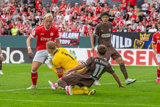 Arkadiusz Pyrka (FC St. Pauli, 11) foult Jakob Golz (Rot-Weiss Essen, 01), GER Rot-Weiss Essen vs. FC St. Pauli, Fussball, DFB Pokal, Runde 1, Hauptrunde 2026 2027, 23.08.2026 DFB DFL REGULATIONS PROHIBIT ANY USE OF PHOTOGRAPHS AS IMAGE SEQUENCES AND OR QUASI-VIDEO, GER Rot-Weiss Essen vs. FC St. Pauli, Fussball, DFB Pokal, Runde 1, Hauptrunde 2026 2027, 23.08.2026 Essen *** Arkadiusz Pyrka (FC St. Pauli), 11, fouls Jakob Golz (Rot-Weiss Essen), 01, GER Rot-Weiss Essen vs. FC St. Pauli, Soccer, DFB Cup, Round 1, Main Round 2026–2027, August 23, 2026 DFB DFL regulations prohibit any use of photographs as image sequences and or quasi-video, GER Rot-Weiss Essen vs. FC St. Pauli, soccer, DFB Cup, Round 1, Main Round 2026–2027, August 23, 2026, Essen Copyright: xEibner-Pressefoto FabianxFriesex EP_FFE