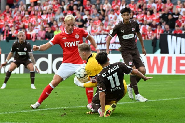Arkadiusz Pyrka (FC St. Pauli) und Torwart Jakob Golz (Rot-Weiss Essen) im Zweikampf waehrend des DFB-Pokal Spiels zwischen Rot-Weiss Essen v FC St. Pauli, Stadion an der Hafenstrasse am 23. August 2026 in Essen, Deutschland. (Foto von Ralf Treese DeFodi Images) +++ Arkadiusz Pyrka (FC St. Pauli) und Torwart Jakob Golz (Rot-Weiss Essen) battle for the ball during the DFB-Pokal match between Rot-Weiss Essen v FC St. Pauli at Stadion an der Hafenstrasse on August 23, 2026 in Essen, Germany. (Photo by Ralf Treese DeFodi Images) (Photo by Ralf Treese DeFodi Images) - *** Arkadiusz Pyrka of FC St. Pauli and goalkeeper Jakob Golz of Rot-Weiss Essen battle for the ball during the DFB Cup match between Rot-Weiss Essen and FC St. Pauli at Stadion an der Hafenstrasse on August 23, 2026, in Essen, Germany. Photo by Ralf Treese, DeFodi Images. Arkadiusz Pyrka of FC St. Pauli and goalkeeper Jakob Golz of Rot-Weiß Essen battle for the ball during the DFB Cup match between Rot-Weiß Essen and FC St. Pauli at Stadion an der Hafenstrasse on August 23, 2026 in Essen, Germany Photo by Ralf Treese, DeFodi Images Photo by Ralf Treese, DeFodi Images