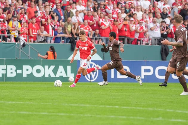 Deutschland: Fussball, DFB-Pokal 2026 27, 1. Runde, Stadion an der Hafenstraße, Essen - Bergeborbeck, Rot-Weiss Essen vs. FC St. Pauli: Jannik Hofmann (Rot-Weiss Essen, 37) und Joel Chima Fujita (FC St. Pauli, 16) *** German Soccer, 2026–27 DFB Cup, First Round, Stadion an der Hafenstraße, Essen-Bergeborbeck, Rot-Weiss Essen vs. FC St. Pauli: Jannik Hofmann (Rot-Weiss Essen, 37) and Joel Chima Fujita (FC St. Pauli, 16) Copyright: xMichelxWittex