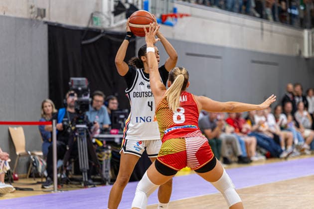 GOETTINGEN, GERMANY - AUGUST 23: Laura Zolper (Germany, 4) with ball against Eszter Ratkai (Hungary, 8) during the exhibition game, match between Germany vs. Hungary at Sparkassen-Arena on August 23, 2026 in Goettingen, Germany. Lower Saxony Germany Copyright: xBEAUTIFULxSPORTS Freudensteinx