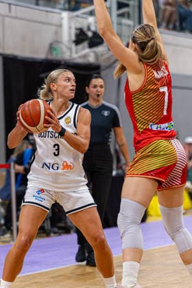 GOETTINGEN, GERMANY - AUGUST 23: Alexandra Wilke (Germany, 3) with ball against Veronika Kanyasi (Hungary, 7) during the exhibition game, match between Germany vs. Hungary at Sparkassen-Arena on August 23, 2026 in Goettingen, Germany. Lower Saxony Germany Copyright: xBEAUTIFULxSPORTS Freudensteinx