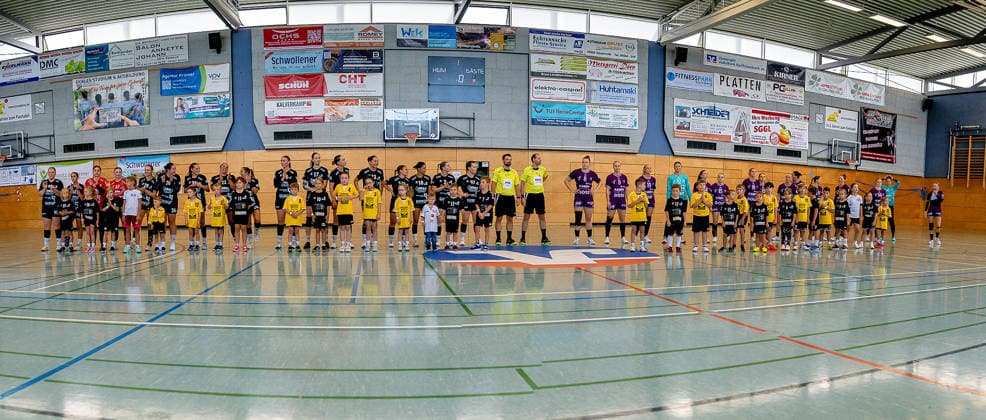 Die Mannschaften vor dem Spiel DHB-Pokal: HSG Hunsrück TuS Metzingen Sohren *** The teams before the game: DHB Cup, HSG Hunsrück vs. TuS Metzingen Sohren Copyright: xEibner-Pressefotox EP_EFS