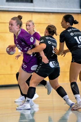 Zweikampf zum Tor Ida Petzold (TUS) DHB-Pokal: HSG Hunsrück TuS Metzingen Sohren *** One-on-one battle for the goal: Ida Petzold (TUS DHB Cup), HSG Hunsrück, TuS Metzingen, Sohren Copyright: xEibner-Pressefotox EP_EFS