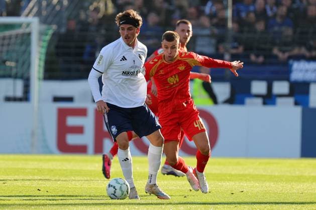 23.08.26, GER, DFB-Pokal, Fussball, 1.Runde, Saison 2026 2027, Dietmar-Scholze-Stadion an der Lohmuehle, 1.FC Phönix Lübeck vs SC Paderborn 07 Moritz Kretzer (1.FC Phoenix Luebeck 14) im Zweikampf gegen Gabriel Vidovic (SC Paderborn 07 40) Foto nordphoto GmbH Tauchnitz Luebeck Dietmar-Scholze-Stadion an der Lohmuehle SH Germany *** August 23, 2026, Germany, DFB Cup, Soccer, 1st Round, 2026–2027 Season, Dietmar Scholze Stadium an der Lohmuehle, 1 FC Phönix Lübeck vs. SC Paderborn 07 Moritz Kretzer (1 FC Phoenix Lübeck, No. 14) in a tackle against Gabriel Vidovic (SC Paderborn 07, No. 40) Photo: nordphoto GmbH, Tauchnitz, Lübeck, Dietmar Scholze Stadium an der Lohmühle, SH, Germany Copyright: xnordphotoxGmbHx xTauchnitzx