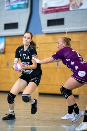 Zweikampf zum Tor Jule Kappes (TuS) DHB-Pokal: HSG Hunsrück TuS Metzingen Sohren *** Battle for the goal: Jule Kappes (TuS) vs. DHB Cup: HSG Hunsrück vs. TuS Metzingen in Sohren Copyright: xEibner-Pressefotox EP_EFS