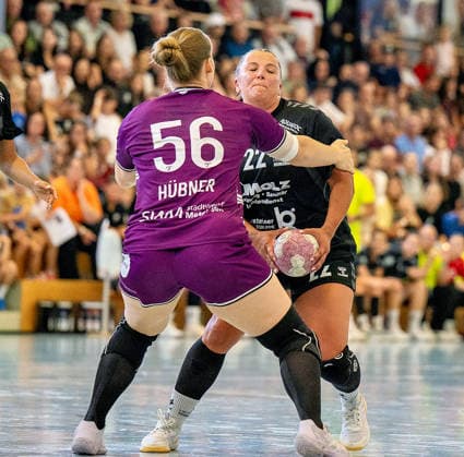 Zweikampf zum Tor Carolin Hübner (TUS) DHB-Pokal: HSG Hunsrück TuS Metzingen Sohren *** Tackle in front of the goal: Carolin Hübner, TUS DHB Cup, HSG Hunsrück, TuS Metzingen, Sohren Copyright: xEibner-Pressefotox EP_EFS