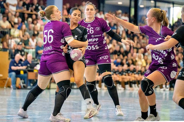Zweikampf zum Tor Carolin Hübner (TUS) , Roukaya Ben Maouia (HUN) DHB-Pokal: HSG Hunsrück TuS Metzingen Sohren *** Battle for the goal: Carolin Hübner (TUS) vs. Roukaya Ben Maouia (HUN) – DHB Cup: HSG Hunsrück vs. TuS Metzingen Sohren Copyright: xEibner-Pressefotox EP_EFS