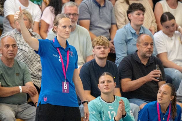 Trainerin TUS Metzingen Miriam Hirsch DHB-Pokal: HSG Hunsrück TuS Metzingen Sohren *** TUS Metzingen Coach Miriam Hirsch DHB Cup HSG Hunsrück TuS Metzingen Sohren Copyright: xEibner-Pressefotox EP_EFS