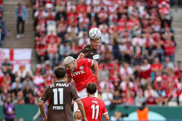 23.08.2026, GER, Fussball, Herren, DFB-Pokal, Saison 2026 2027, Rot-Weiss Essen - St. Pauli Marek Janssen (RWE) und David Nemeth (Pauli) im Kampf um den Ball Essen Stadion an der Hafenstraße Nordrhein-Westfalen Deutschland *** August 23, 2026, Germany, Soccer, Men s, DFB Cup, 2026–2027 Season, Rot-Weiss Essen vs. St. Pauli: Marek Janssen (RWE) and David Nemeth (Pauli) battling for the ball at Essen s Stadion an der Hafenstraße, North Rhine-Westphalia, Germany Copyright: xAdrianxSchlüterx