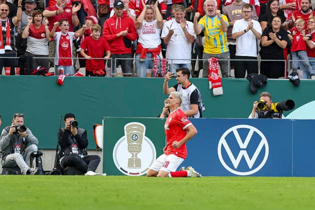 23.08.2026, GER, Fussball, Herren, DFB-Pokal, Saison 2026 2027, Rot-Weiss Essen - St. Pauli Marek Janssen (RWE) Torjubel, jubelt nach seinem Treffer zum 1:0 Essen Stadion an der Hafenstraße Nordrhein-Westfalen Deutschland *** August 23, 2026, GER, Soccer, Men s, DFB Cup, 2026–2027 Season, Rot-Weiss Essen vs. St. Pauli, Marek Janssen (RWE) celebrates his goal, making the score 1–0, at Essen s Stadion an der Hafenstraße in North Rhine-Westphalia, Germany Copyright: xAdrianxSchlüterx