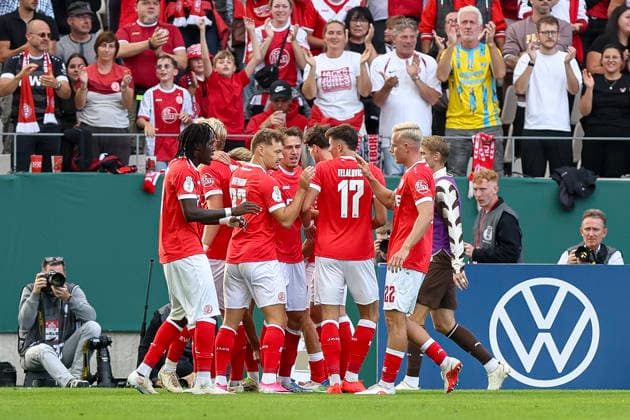 23.08.2026, GER, Fussball, Herren, DFB-Pokal, Saison 2026 2027, Rot-Weiss Essen - St. Pauli Marek Janssen (RWE) Torjubel, jubelt mit seiner Mannschaft nach dem Treffer zum 1:0 Essen Stadion an der Hafenstraße Nordrhein-Westfalen Deutschland *** August 23, 2026, GER, Soccer, Men s, DFB Cup, 2026–2027 season, Rot-Weiss Essen vs. St. Pauli, Marek Janssen (RWE) celebrates a goal, cheering with his team after scoring the 1–0 goal at the Essen Stadion an der Hafenstraße in North Rhine-Westphalia, Germany Copyright: xAdrianxSchlüterx