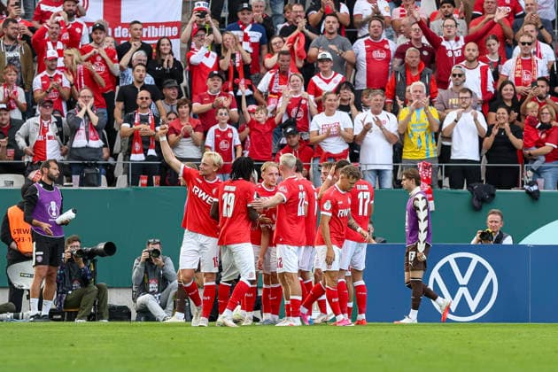 23.08.2026, GER, Fussball, Herren, DFB-Pokal, Saison 2026 2027, Rot-Weiss Essen - St. Pauli Marek Janssen (RWE) Torjubel, jubelt mit seiner Mannschaft nach dem Treffer zum 1:0 Essen Stadion an der Hafenstraße Nordrhein-Westfalen Deutschland *** August 23, 2026, GER, Soccer, Men s, DFB Cup, 2026–2027 season, Rot-Weiss Essen vs. St. Pauli, Marek Janssen (RWE) celebrates a goal, cheering with his team after scoring the 1–0 goal at the Essen Stadion an der Hafenstraße in North Rhine-Westphalia, Germany Copyright: xAdrianxSchlüterx