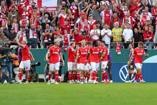 23.08.2026, GER, Fussball, Herren, DFB-Pokal, Saison 2026 2027, Rot-Weiss Essen - St. Pauli Marek Janssen (RWE) Torjubel, jubelt mit seiner Mannschaft nach dem Treffer zum 1:0 Essen Stadion an der Hafenstraße Nordrhein-Westfalen Deutschland *** August 23, 2026, GER, Soccer, Men s, DFB Cup, 2026–2027 season, Rot-Weiss Essen vs. St. Pauli, Marek Janssen (RWE) celebrates a goal, cheering with his team after scoring the 1–0 goal at the Essen Stadion an der Hafenstraße in North Rhine-Westphalia, Germany Copyright: xAdrianxSchlüterx