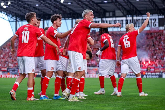 23.08.2026, Fußball, Rot-Weiss Essen - FC St. Pauli, 1. Runde DFB-Pokal 2026 27, Stadion an der Hafenstraße, Saison 2026 2027: Torjubel nach dem Tor zum 1:0 durch Torschütze Marek Janssen (RWE 20) DFB regulations prohibit any use of photographs as image sequences and or quasi-video. Nordrhein-Westfalen Deutschland *** August 23, 2026, Soccer, Rot Weiss Essen vs. FC St. Pauli, First Round of the 2026–27 DFB Cup, Stadion an der Hafenstraße, 2026–2027 season. Celebration following the 1–0 goal scored by Marek Janssen (RWE 20). DFB regulations prohibit any use of photographs as image sequences and or quasi-video. North Rhine-Westphalia, Germany