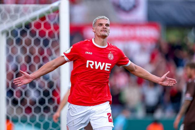 23.08.2026, Fußball, Rot-Weiss Essen - FC St. Pauli, 1. Runde DFB-Pokal 2026 27, Stadion an der Hafenstraße, Saison 2026 2027: Torjubel nach dem Tor zum 1:0 durch Torschütze Marek Janssen (RWE 20) DFB regulations prohibit any use of photographs as image sequences and or quasi-video. Nordrhein-Westfalen Deutschland *** August 23, 2026, Soccer, Rot Weiss Essen vs. FC St. Pauli, First Round of the 2026–27 DFB Cup, Stadion an der Hafenstraße, 2026–2027 season. Celebration after the 1–0 goal scored by Marek Janssen (RWE 20). DFB regulations prohibit any use of photographs as image sequences and or quasi-video. North Rhine-Westphalia, Germany
