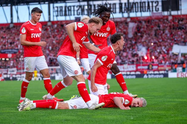 23.08.2026, Fußball, Rot-Weiss Essen - FC St. Pauli, 1. Runde DFB-Pokal 2026 27, Stadion an der Hafenstraße, Saison 2026 2027: Torjubel nach dem Tor zum 1:0 durch Torschütze Marek Janssen (RWE 20) DFB regulations prohibit any use of photographs as image sequences and or quasi-video. Nordrhein-Westfalen Deutschland *** August 23, 2026, Soccer, Rot Weiss Essen vs. FC St. Pauli, First Round of the 2026–27 DFB Cup, Stadion an der Hafenstraße, 2026–2027 season. Celebration after the 1–0 goal scored by Marek Janssen (RWE 20). DFB regulations prohibit any use of photographs as image sequences and or quasi-video. North Rhine-Westphalia, Germany