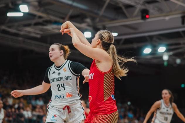 Lina Sontag ( 24; Deutschland A-Natio DamenBB 2026) verteidigt eine Wurfaktion einer ungarischen Spielerin in der Sparkassen-Arena Göttingen. Die Ungarin führt einen Wurfabschluss aus, während Sontag den Arm hochstreckt. Lina Sontag ( 24; Deutschland) im Zweikampf gegen Hungary-Spielerin *** Lina Sontag, 24, Germany A National Women s Basketball Team 2026, defends a shot attempt by a Hungarian player at the Sparkassen Arena in Göttingen. The Hungarian player takes a shot, while Sontag raises her arm Lina Sontag, 24, Germany, in a one-on-one battle against a Hungarian player Copyright: xJoelxKruehlerx