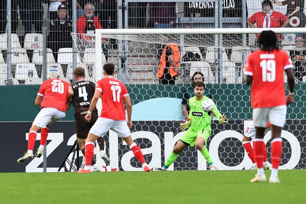 Marek Janssen (Rot-Weiss Essen) Tor zum 1:0 waehrend des DFB-Pokal Spiels zwischen Rot-Weiss Essen v FC St. Pauli, Stadion an der Hafenstrasse am 23. August 2026 in Essen, Deutschland. (Foto von Ralf Treese DeFodi Images) +++ Marek Janssen (Rot-Weiss Essen) scores his team™s first goal during the DFB-Pokal match between Rot-Weiss Essen v FC St. Pauli at Stadion an der Hafenstrasse on August 23, 2026 in Essen, Germany. (Photo by Ralf Treese DeFodi Images) (Photo by Ralf Treese DeFodi Images) - *** Marek Janssen of Rot-Weiss Essen scores the 1-0 goal during the DFB Cup match between Rot-Weiss Essen and FC St. Pauli, Stadion an der Hafenstrasse on August 23, 2026, in Essen, Germany. Photo by Ralf Treese, DeFodi Images. Marek Janssen of Rot-Weiss Essen scores his team’s first goal during the DFB Cup match between Rot-Weiss Essen and FC St. Pauli at Stadion an der Hafenstrasse on August 23, 2026 in Essen, Germany. Photo by Ralf Treese, DeFodi Images. Photo by Ralf Treese, DeFodi Images