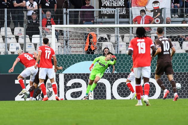 Marek Janssen (Rot-Weiss Essen) Tor zum 1:0 waehrend des DFB-Pokal Spiels zwischen Rot-Weiss Essen v FC St. Pauli, Stadion an der Hafenstrasse am 23. August 2026 in Essen, Deutschland. (Foto von Ralf Treese DeFodi Images) +++ Marek Janssen (Rot-Weiss Essen) scores his team™s first goal during the DFB-Pokal match between Rot-Weiss Essen v FC St. Pauli at Stadion an der Hafenstrasse on August 23, 2026 in Essen, Germany. (Photo by Ralf Treese DeFodi Images) (Photo by Ralf Treese DeFodi Images) - *** Marek Janssen of Rot-Weiss Essen scores the 1-0 goal during the DFB Cup match between Rot-Weiss Essen and FC St. Pauli, Stadion an der Hafenstrasse on August 23, 2026, in Essen, Germany. Photo by Ralf Treese, DeFodi Images. Marek Janssen of Rot-Weiss Essen scores his team’s first goal during the DFB Cup match between Rot-Weiss Essen and FC St. Pauli at Stadion an der Hafenstrasse on August 23, 2026 in Essen, Germany. Photo by Ralf Treese, DeFodi Images. Photo by Ralf Treese, DeFodi Images