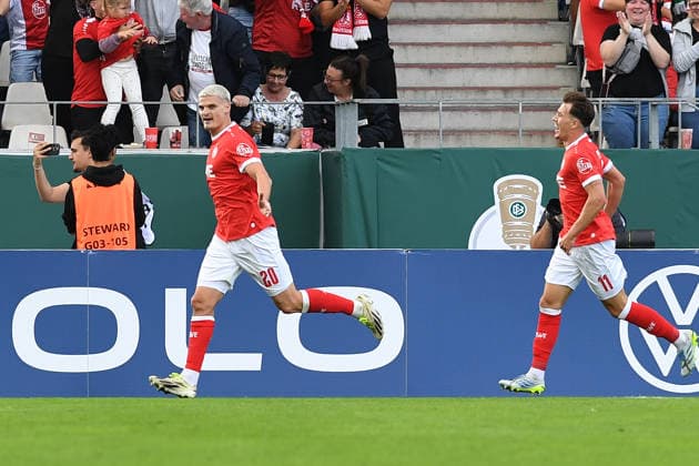 Marek Janssen (Rot-Weiss Essen) Torjubel, jubelt nach seinem Treffer zum 1:0 waehrend des DFB-Pokal Spiels zwischen Rot-Weiss Essen v FC St. Pauli, Stadion an der Hafenstrasse am 23. August 2026 in Essen, Deutschland. (Foto von Ralf Treese DeFodi Images) +++ Marek Janssen (Rot-Weiss Essen) celebrates after scoring his team™s first goal during the DFB-Pokal match between Rot-Weiss Essen v FC St. Pauli at Stadion an der Hafenstrasse on August 23, 2026 in Essen, Germany. (Photo by Ralf Treese DeFodi Images) (Photo by Ralf Treese DeFodi Images) - *** Marek Janssen of Rot-Weiss Essen celebrates his goal, which made the score 1–0, during the DFB Cup match between Rot-Weiss Essen and FC St. Pauli, Stadion an der Hafenstrasse on August 23, 2026, in Essen, Germany. Photo by Ralf Treese, DeFodi Images. Marek Janssen of Rot-Weiss Essen celebrates after scoring his team’s first goal during the DFB Cup match between Rot-Weiss Essen and FC St. Pauli at Stadion an der Hafenstrasse on August 23, 2026 in Essen, Germany. Photo by Ralf Treese, DeFodi Images. Photo by Ralf Treese, DeFodi Images.