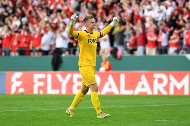 Torwart Jakob Golz (Rot-Weiss Essen) Jubel, jubelt waehrend des DFB-Pokal Spiels zwischen Rot-Weiss Essen v FC St. Pauli, Stadion an der Hafenstrasse am 23. August 2026 in Essen, Deutschland. (Foto von Ralf Treese DeFodi Images) +++ Torwart Jakob Golz (Rot-Weiss Essen) celebrates, celebrating during the DFB-Pokal match between Rot-Weiss Essen v FC St. Pauli at Stadion an der Hafenstrasse on August 23, 2026 in Essen, Germany. (Photo by Ralf Treese DeFodi Images) (Photo by Ralf Treese DeFodi Images) - *** Goalkeeper Jakob Golz of Rot-Weiss Essen celebrates during the DFB Cup match between Rot-Weiss Essen and FC St. Pauli, Stadion an der Hafenstrasse on August 23, 2026, in Essen, Germany. Photo by Ralf Treese, DeFodi Images. Goalkeeper Jakob Golz of Rot-Weiss Essen celebrates during the DFB Cup match between Rot-Weiss Essen and FC St. Pauli at Stadion an der Hafenstrasse on August 23, 2026 in Essen, Germany Photo by Ralf Treese DeFodi Images Photo by Ralf Treese DeFodi Images