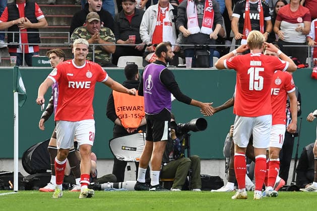 Marek Janssen (Rot-Weiss Essen) Torjubel, jubelt mit seiner Mannschaft nach dem Treffer zum 1:0 waehrend des DFB-Pokal Spiels zwischen Rot-Weiss Essen v FC St. Pauli, Stadion an der Hafenstrasse am 23. August 2026 in Essen, Deutschland. (Foto von Ralf Treese DeFodi Images) +++ Marek Janssen (Rot-Weiss Essen) celebrates after scoring his team™s first goal with teammates during the DFB-Pokal match between Rot-Weiss Essen v FC St. Pauli at Stadion an der Hafenstrasse on August 23, 2026 in Essen, Germany. (Photo by Ralf Treese DeFodi Images) (Photo by Ralf Treese DeFodi Images) - *** Marek Janssen of Rot-Weiss Essen celebrates a goal with his teammates after scoring the 1-0 goal during the DFB Cup match between Rot-Weiss Essen and FC St. Pauli, Stadion an der Hafenstrasse on August 23, 2026, in Essen, Germany. Photo by Ralf Treese, DeFodi Images. Marek Janssen of Rot-Weiss Essen celebrates with his teammates after scoring his team’s first goal during the DFB Cup match between Rot-Weiss Essen and FC St. Pauli at Stadion an der Hafenstrasse on August 23, 2026 in Essen, Germany Photo by Ralf Treese, DeFodi Images Photo by Ralf Treese, DeFodi Images