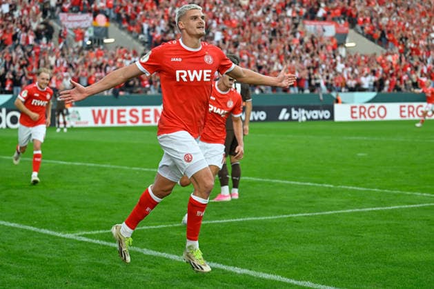Essen, Stadion an der Hafenstrasse, 23.08.26, GER, Herren, DFB-Pokal, 1.Runde, Saison 2026-2027: RW Essen - FC St.Pauli Bild: Marek JANSSEN (Essen) jubelt nach seinem Tor zum 1:0 Only for editorial use! DFB regulations prohibit any use of photographs as image sequences and or quasi-video. Nordrhein-Westfalen Deutschland *** Essen, Stadion an der Hafenstrasse, August 23, 2026, GER, Men’s, DFB Cup, Round 1, 2026–2027 Season, RW Essen vs. FC St. Pauli. Photo by Marek JANSSEN. Essen celebrates after scoring the 1–0 goal. For editorial use only. DFB regulations prohibit any use of photographs as image sequences and or quasi-video. North Rhine-Westphalia, Germany