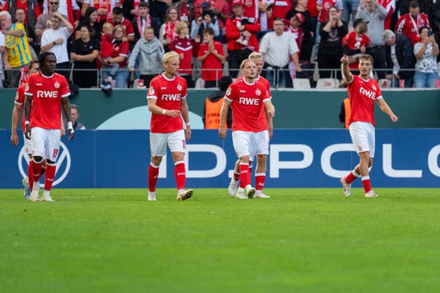 Glueckliche Essener nach dem 1:0 durch Marek Janssen (Rot-Weiss Essen, 20), GER Rot-Weiss Essen vs. FC St. Pauli, Fussball, DFB Pokal, Runde 1, Hauptrunde 2026 2027, 23.08.2026 DFB DFL REGULATIONS PROHIBIT ANY USE OF PHOTOGRAPHS AS IMAGE SEQUENCES AND OR QUASI-VIDEO, GER Rot-Weiss Essen vs. FC St. Pauli, Fussball, DFB Pokal, Runde 1, Hauptrunde 2026 2027, 23.08.2026 Essen *** Happy Essen fans after Marek Janssen s 1-0 goal, Rot-Weiss Essen, 20, GER Rot-Weiss Essen vs. FC St. Pauli, soccer, DFB Cup, Round 1, Main Round 2026–2027, August 23, 2026 DFB DFL regulations prohibit any use of photographs as image sequences and or quasi-video, GER Rot-Weiss Essen vs. FC St. Pauli, soccer, DFB Cup, Round 1, Main Round 2026–2027, August 23, 2026, Essen Copyright: xEibner-Pressefoto FabianxFriesex EP_FFE
