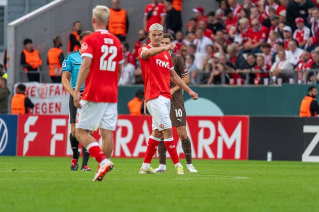 Torschuetze Marek Janssen (Rot-Weiss Essen, 20) nach seinem Fuehrungstreffer zum 1:0, GER Rot-Weiss Essen vs. FC St. Pauli, Fussball, DFB Pokal, Runde 1, Hauptrunde 2026 2027, 23.08.2026 DFB DFL REGULATIONS PROHIBIT ANY USE OF PHOTOGRAPHS AS IMAGE SEQUENCES AND OR QUASI-VIDEO, GER Rot-Weiss Essen vs. FC St. Pauli, Fussball, DFB Pokal, Runde 1, Hauptrunde 2026 2027, 23.08.2026 Essen *** Goal scorer Marek Janssen of Rot-Weiss Essen, 20, after his opening goal to make it 1–0, GER Rot-Weiss Essen vs. FC St. Pauli, Soccer, DFB Cup, Round 1, Main Round 2026–2027, August 23, 2026 DFB and DFL regulations prohibit any use of photographs as image sequences and or quasi-video, GER Rot-Weiss Essen vs. FC St. Pauli, soccer, DFB Cup, Round 1, Main Round 2026–2027, August 23, 2026, Essen Copyright: xEibner-Pressefoto FabianxFriesex EP_FFE