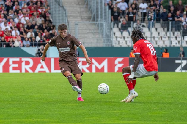 Arkadiusz Pyrka (FC St. Pauli, 11) gegen Franci Bouebari (Rot-Weiss Essen, 19) GER Rot-Weiss Essen vs. FC St. Pauli, Fussball, DFB Pokal, Runde 1, Hauptrunde 2026 2027, 23.08.2026 DFB DFL REGULATIONS PROHIBIT ANY USE OF PHOTOGRAPHS AS IMAGE SEQUENCES AND OR QUASI-VIDEO, GER Rot-Weiss Essen vs. FC St. Pauli, Fussball, DFB Pokal, Runde 1, Hauptrunde 2026 2027, 23.08.2026 Essen *** Arkadiusz Pyrka, FC St. Pauli, 11, vs. Franci Bouebari, Rot-Weiss Essen, 19 GER Rot-Weiss Essen vs. FC St. Pauli, Soccer, DFB Cup, Round 1, Main Round 2026–2027, August 23, 2026 DFB DFL regulations prohibit any use of photographs as image sequences and or quasi-video, GER Rot-Weiss Essen vs. FC St. Pauli, Soccer, DFB Cup, Round 1, Main Round 2026–2027, August 23, 2026, Essen Copyright: xEibner-Pressefoto FabianxFriesex EP_FFE