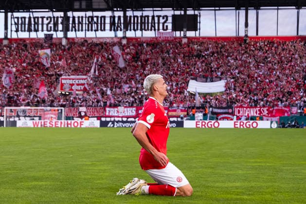 23.08.2026, Fussball, 1. Runde im DFB-Pokal, Rot-Weiss Essen - FC St. Pauli. Marek Janssen (Rot-Weiss Essen) bejubelt das Tor zum 1:0. Essen Stadion an der Hafenstraße NRW Deutschland xRHR-FOTO DEx *** August 23, 2026, Soccer, 1st Round of the DFB Cup, Rot-Weiss Essen vs. FC St. Pauli, Marek Janssen, Rot-Weiss Essen celebrates the goal to make it 1–0, Essen Stadium on Hafenstraße, North Rhine-Westphalia, Germany, xRHR PHOTO DEx Copyright: DennisxEwert RHR-FOTOx RHR-FOTO DE